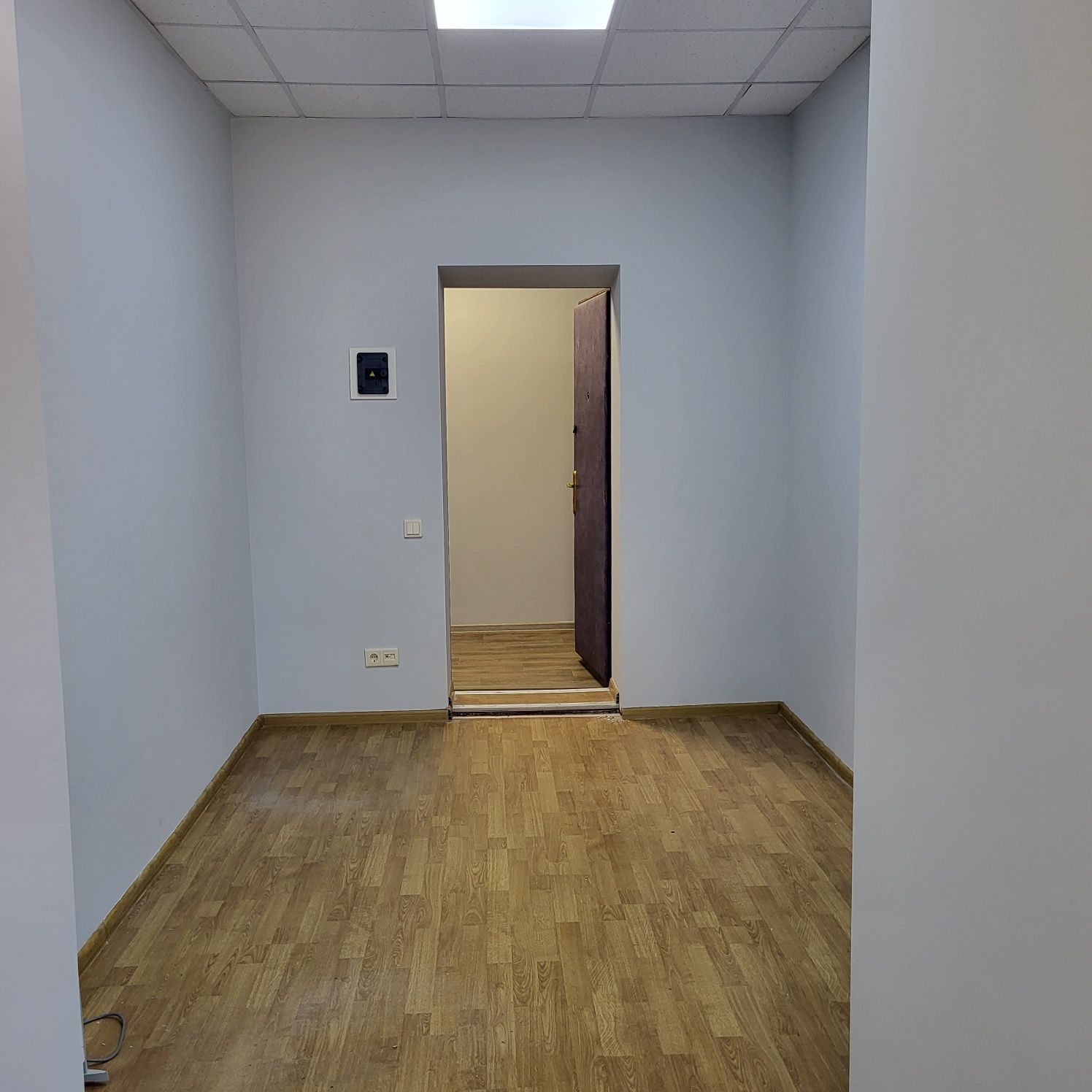 Оренда офісу 13,4 кв.м. біля метро Лісова зі сторони "Даринку"