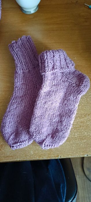 Вязаные изделия ручной работы.Шапки, пинетки , носки, варежки