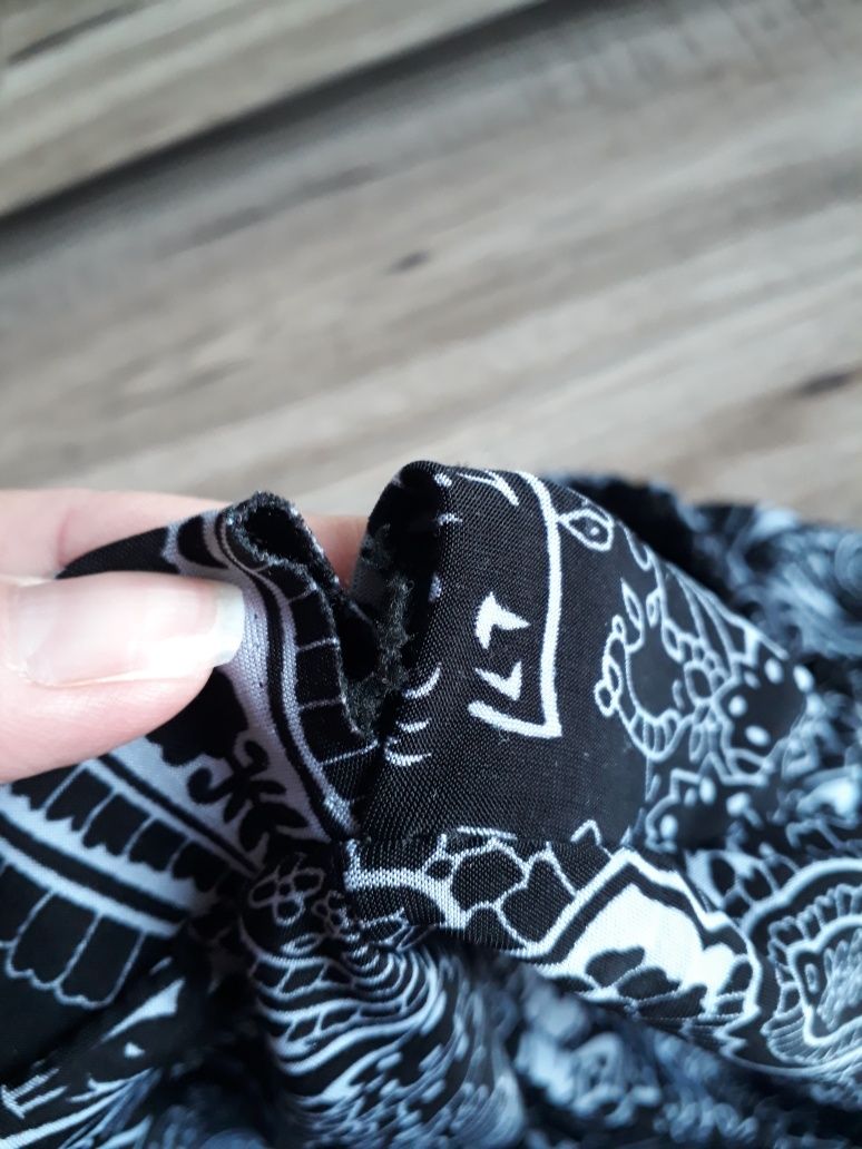 Czarne legginsy damskie w białe wzorki rozmiar M