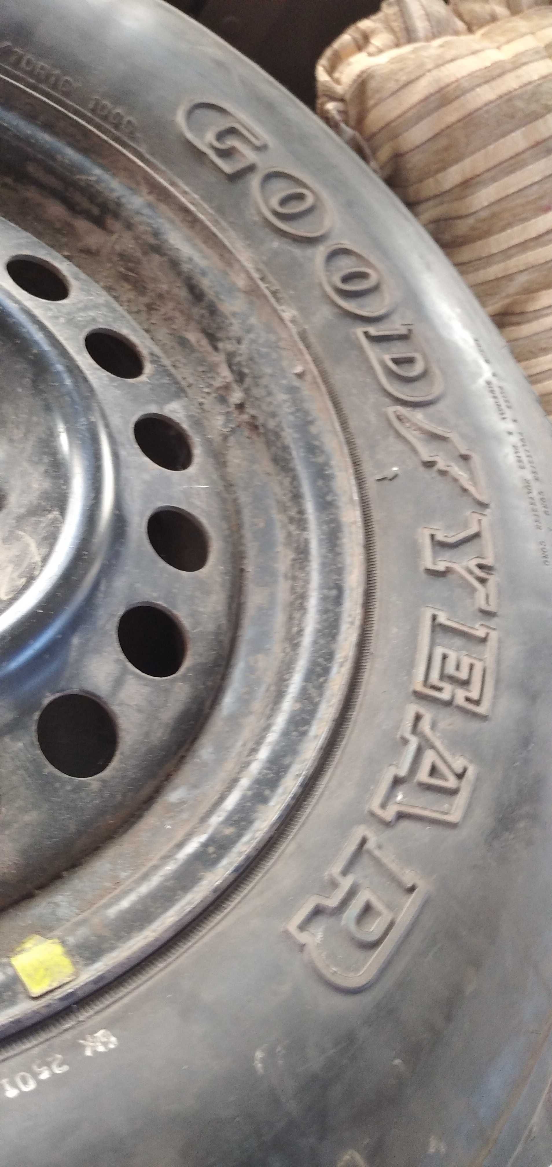 Продам запаску goodyear wrangler 245 70 r16 кріплення 5x114.3
