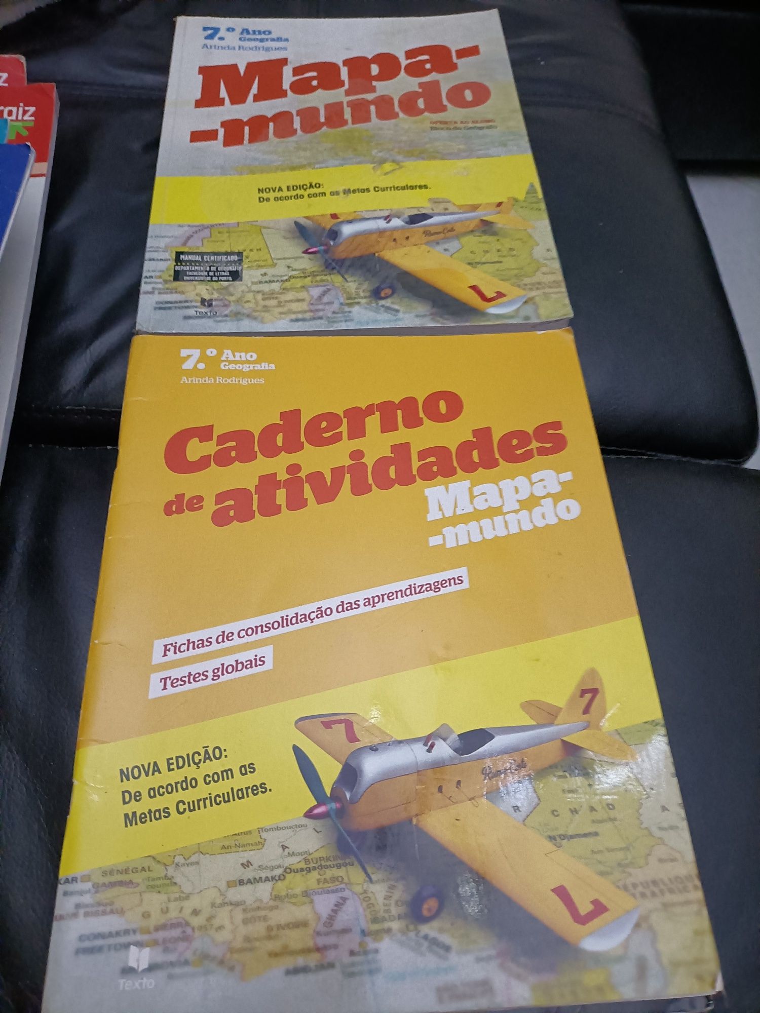 Livros escolares e cadernos de atividades 7 ano