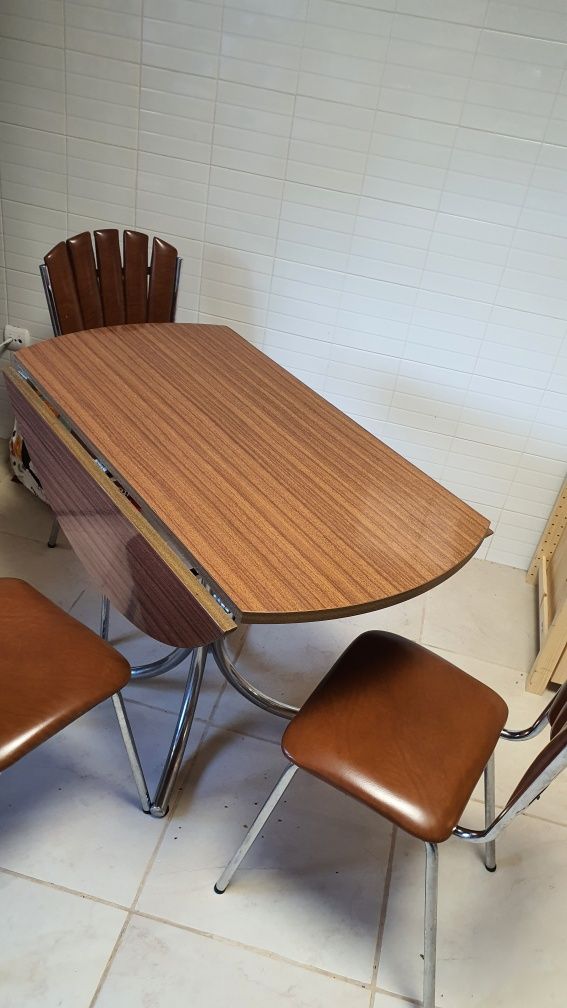 Vendo mesa com 4 cadeiras