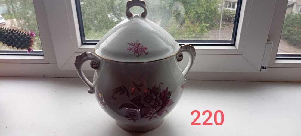 Порцеляновий та глиняний посуд