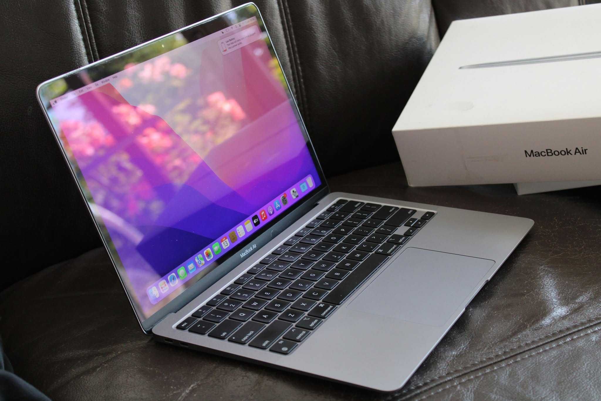 MacBook Air M1 – szybki, sprawny, z pudełkiem 256 GB + etui
