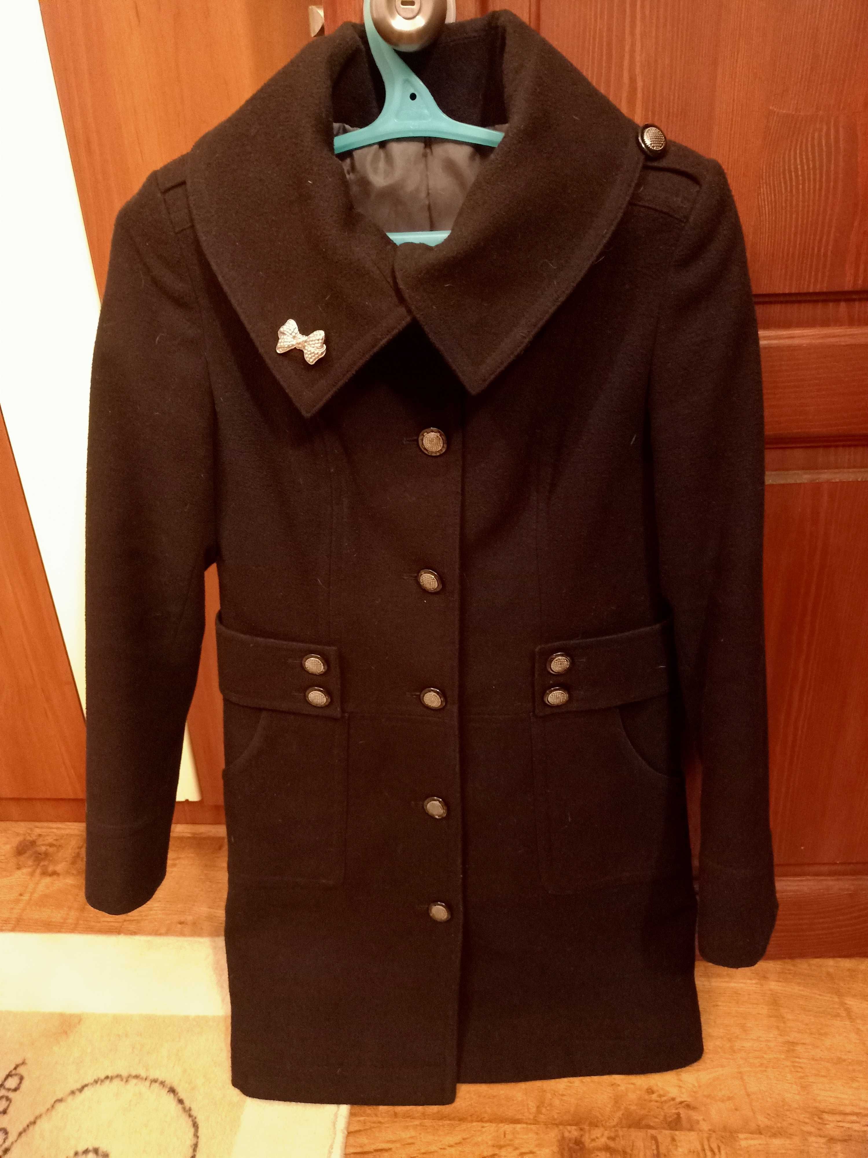 Продам  жилетку 44, пальто женское 44-46 демисезон