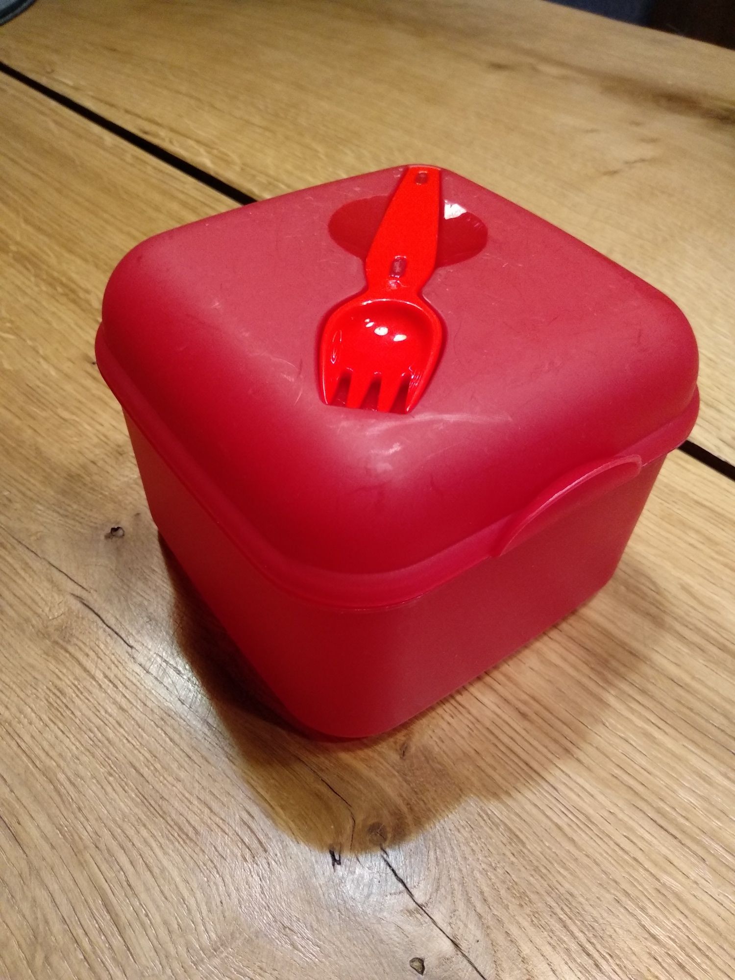 Czerwony pojemnik śniadaniówka lunchbox z widelczykiem