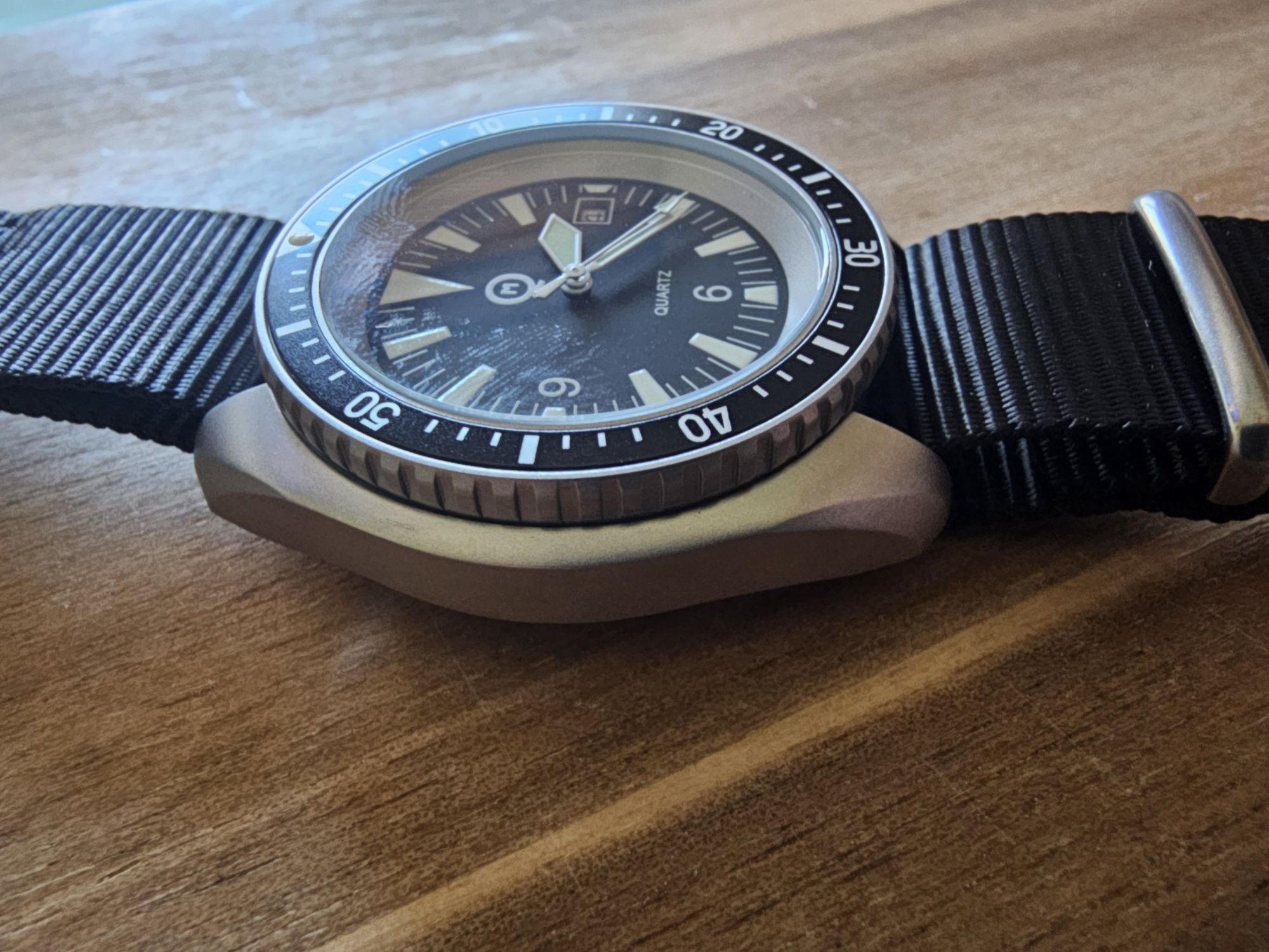 Diver QIMEI, szafir, Wr300m, qwarc Seiko