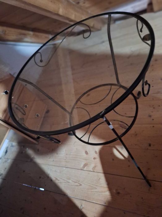 Metalowy okrągły stolik ze szklanym blatem, czarno-złota rama, sploty