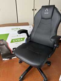 Vendo Cadeira em couro sintético