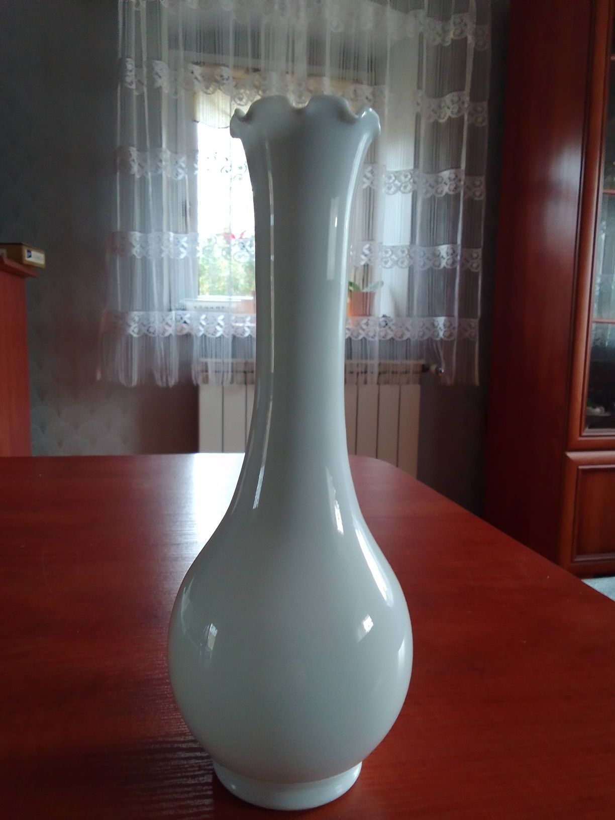 Biały szklany wazon