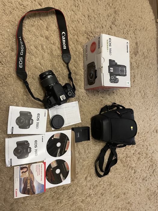 Фотоапарат Canon EOS 700D