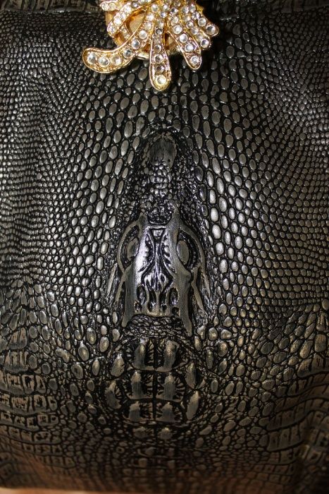 Эксклюзивная сумка с имитацией под крокодиловую кожу.