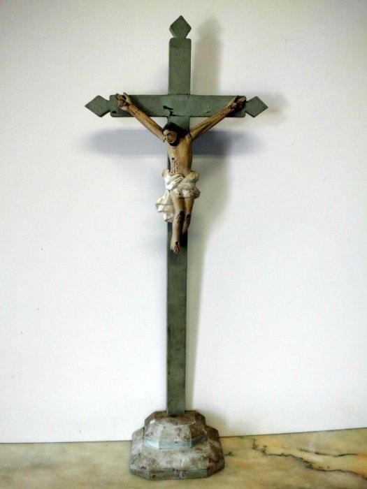 antigo crucifixo popular em madeira - verde