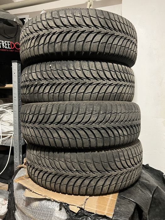Продам комплект Зима 215/65R16  маленький пробег без латок шишек
