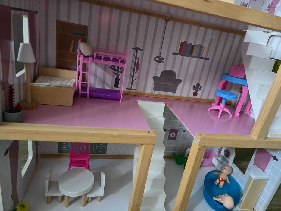 Domek dla lalek wraz z akcesoriami