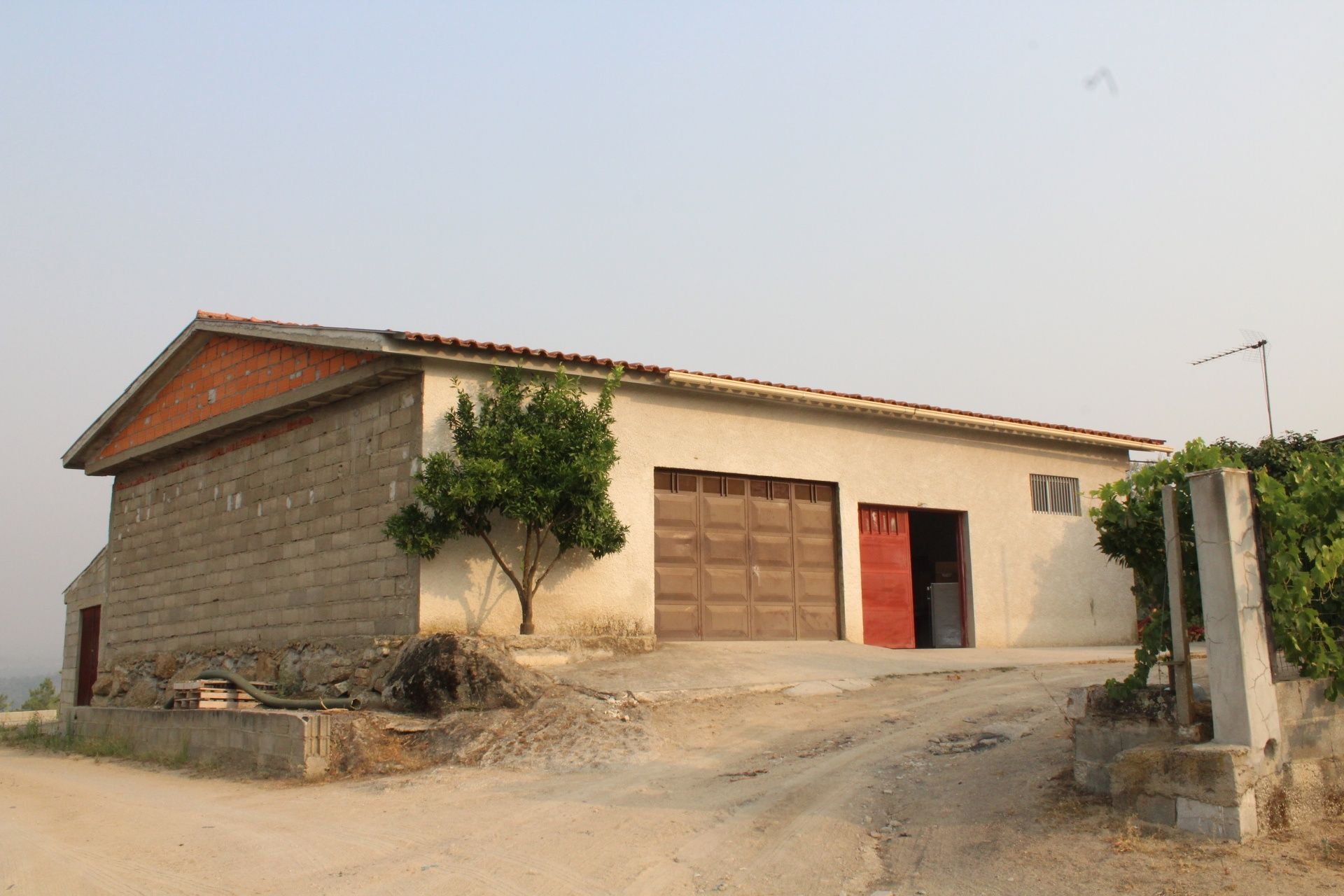 Terreno com Moradia, Garagens e Anexos à Venda