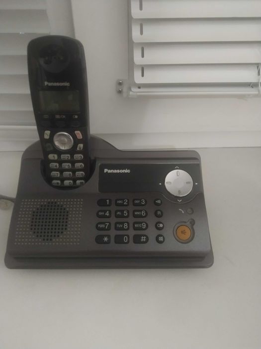 Стаціонарний телефон Panasonic.