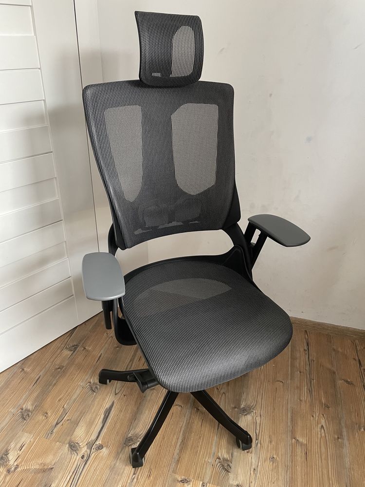 Fotel ergonomiczny WAU 2 czarny / siatka grafitowa + gumowe kółka