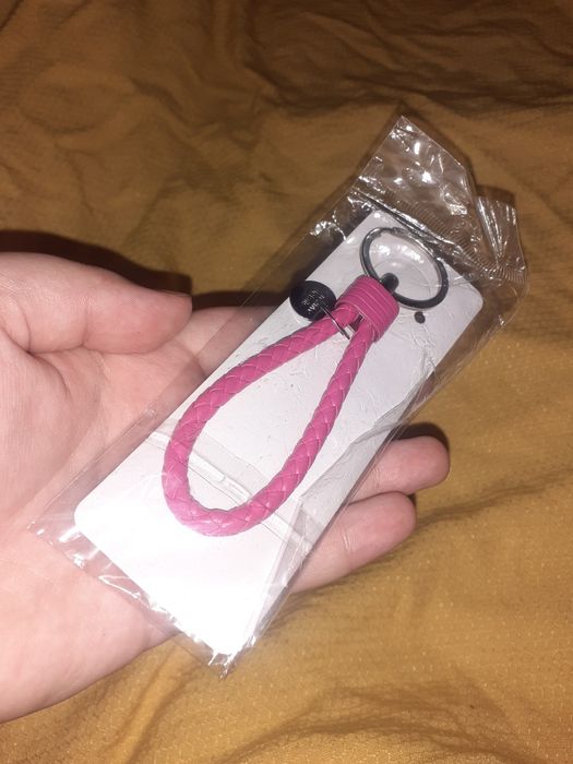 Брелок на ключи женский из искусственной кожи розовый подарок