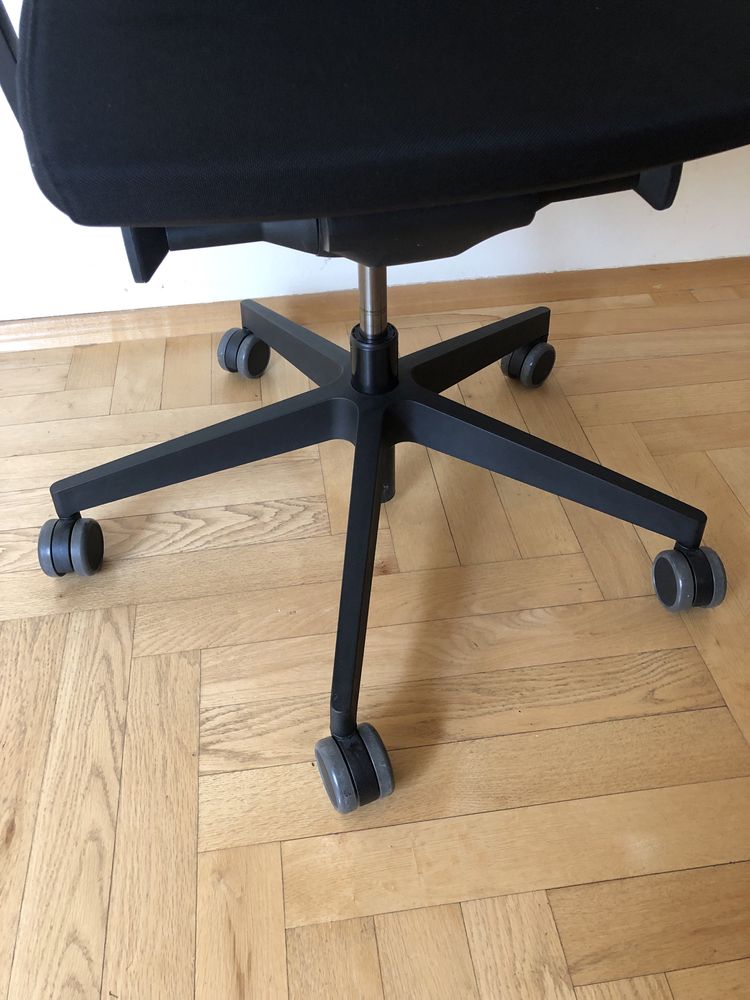 Czarny fotel obrotowy Profim LightUp krzesło biurowe