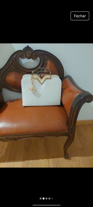 Mala bege com detalhes em dourado