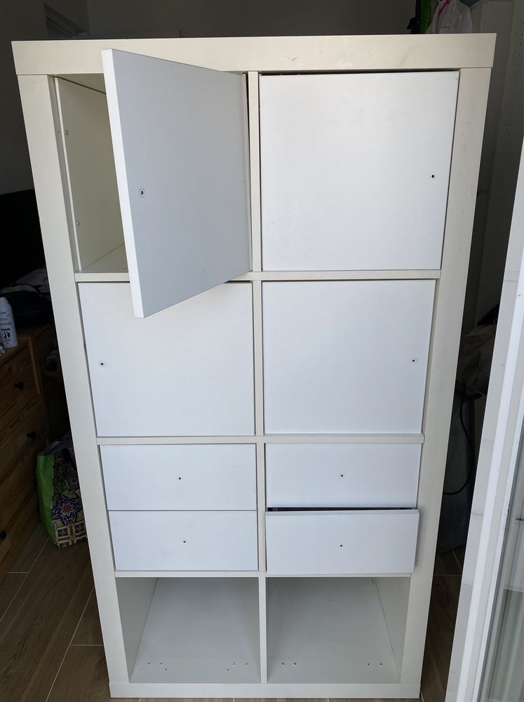 Estante KALLAX com portas e gavetas