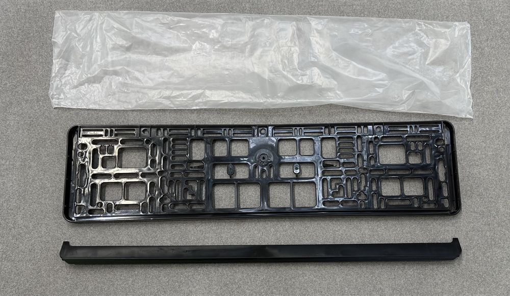 Рамка номера автомобиля чёрная