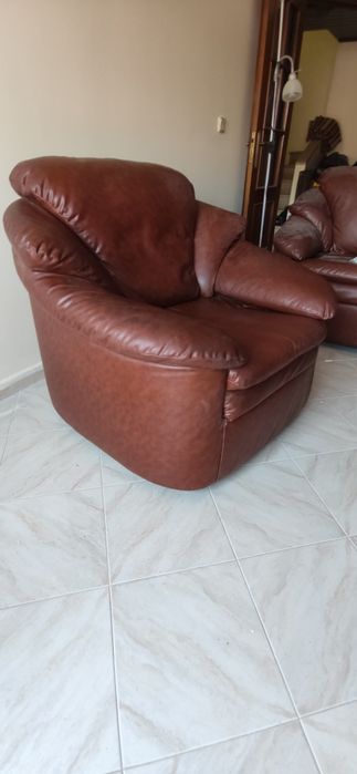 2 sofá individuais de pele castanha