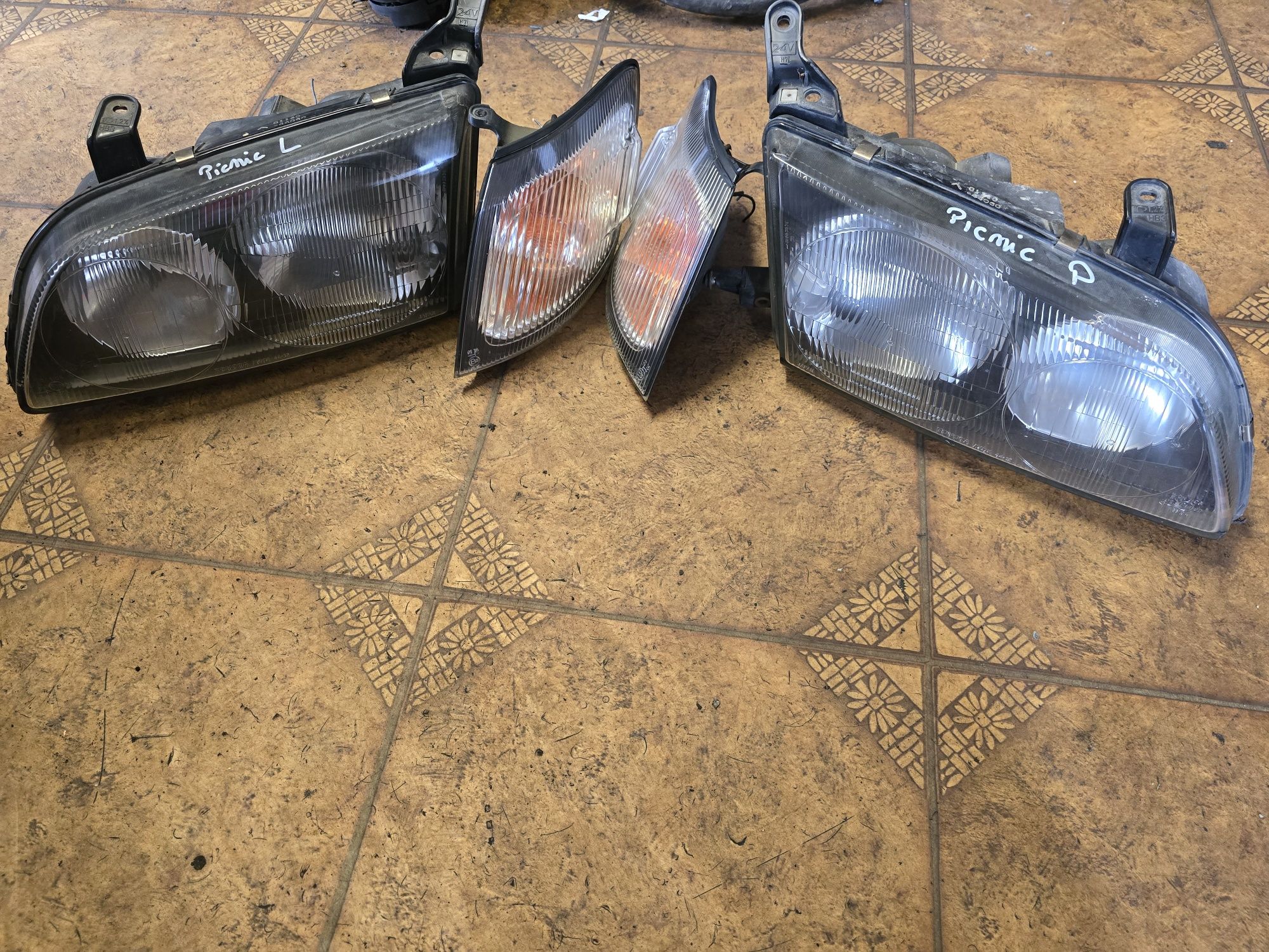 Lampa prawa  kierunkowskaz Toyota Picnic  2000r