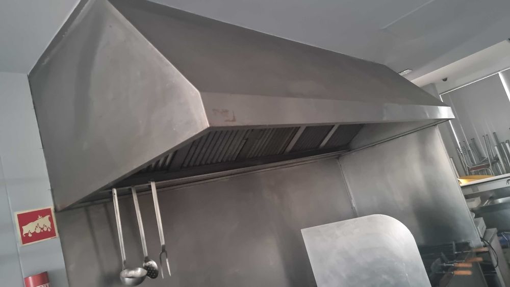 Churrasqueira a ​carvão com extratores de fumos