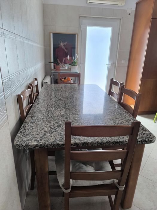 Mesa de cerejeira e granito