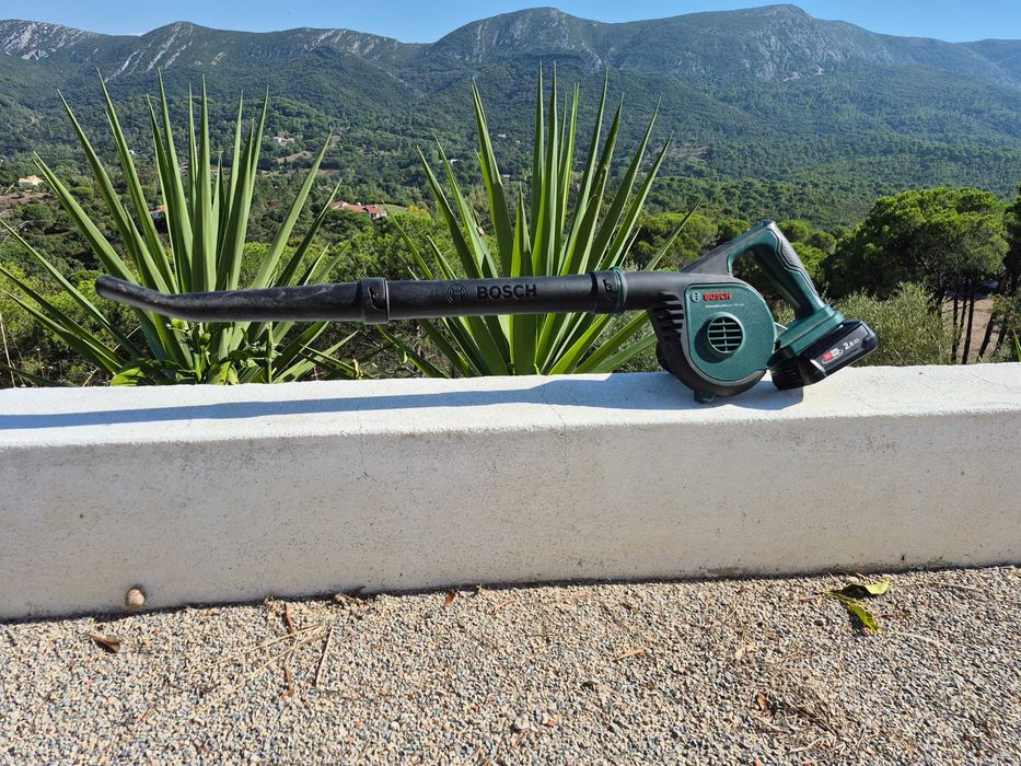 Bosch Soprador UniversalLeafBlower 18V-130 + 2 batarias