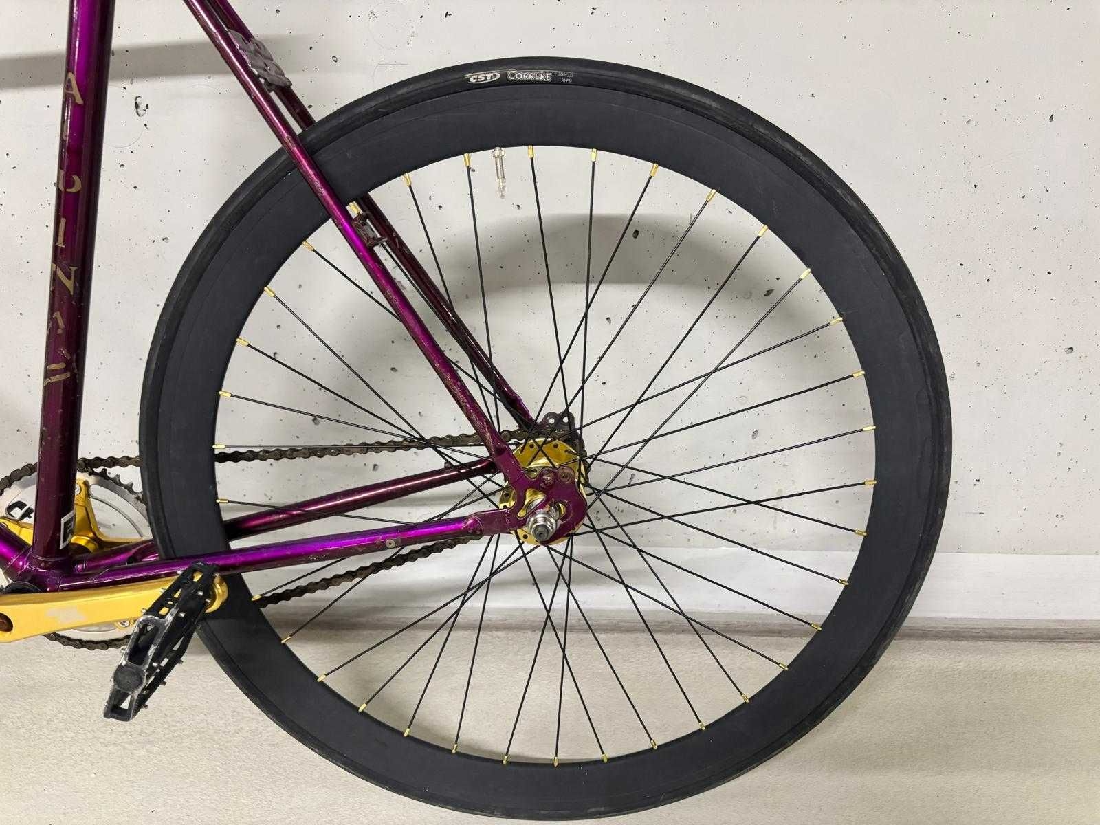 Rower single speed ze złotymi podzespołami