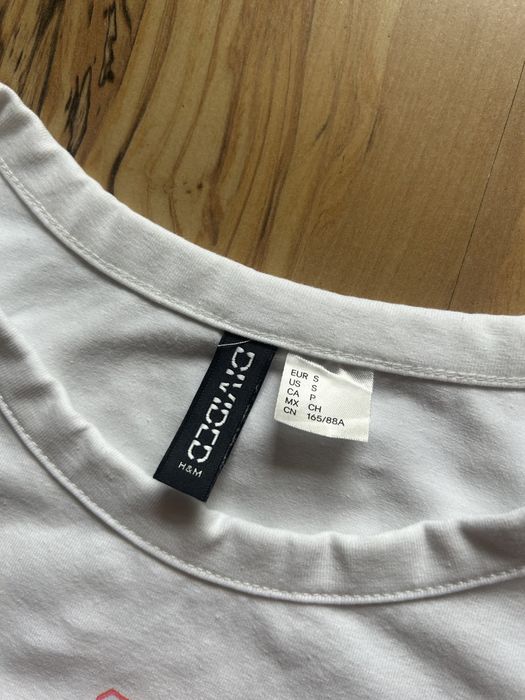 biala sukienka h&m z nadrukiem