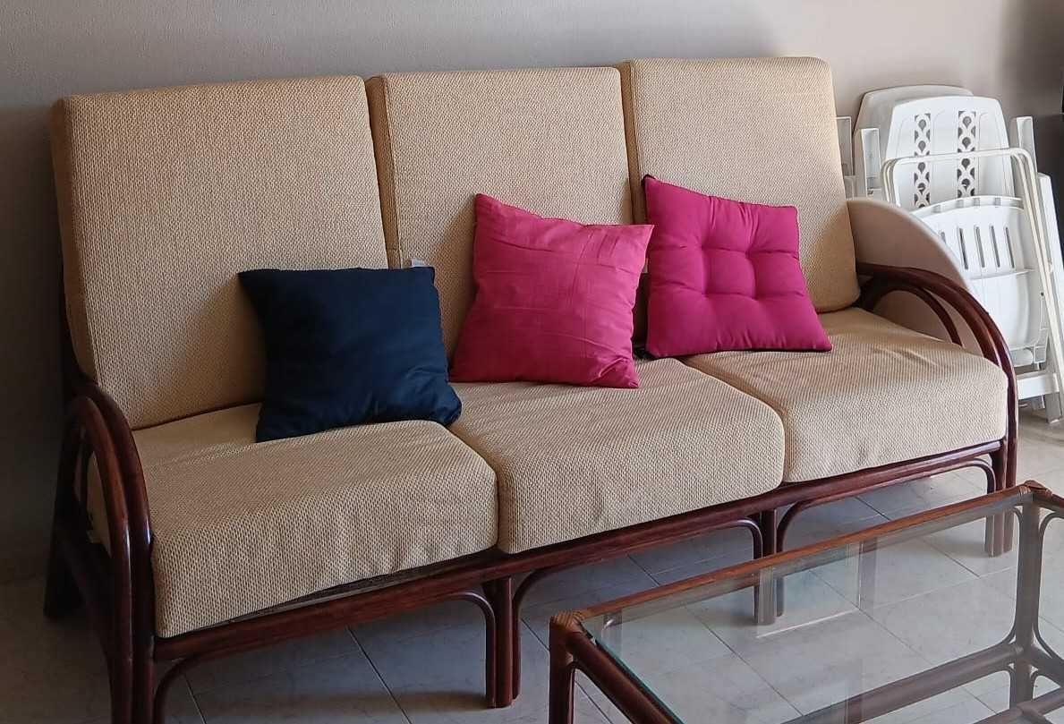 Conjunto de sofá e mesas em bambú