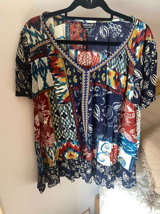 Blusa / Túnica colorida da marca NATURA