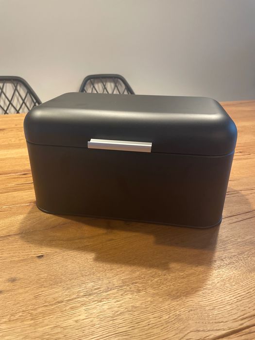 Czarny metalowy chlebak Duka