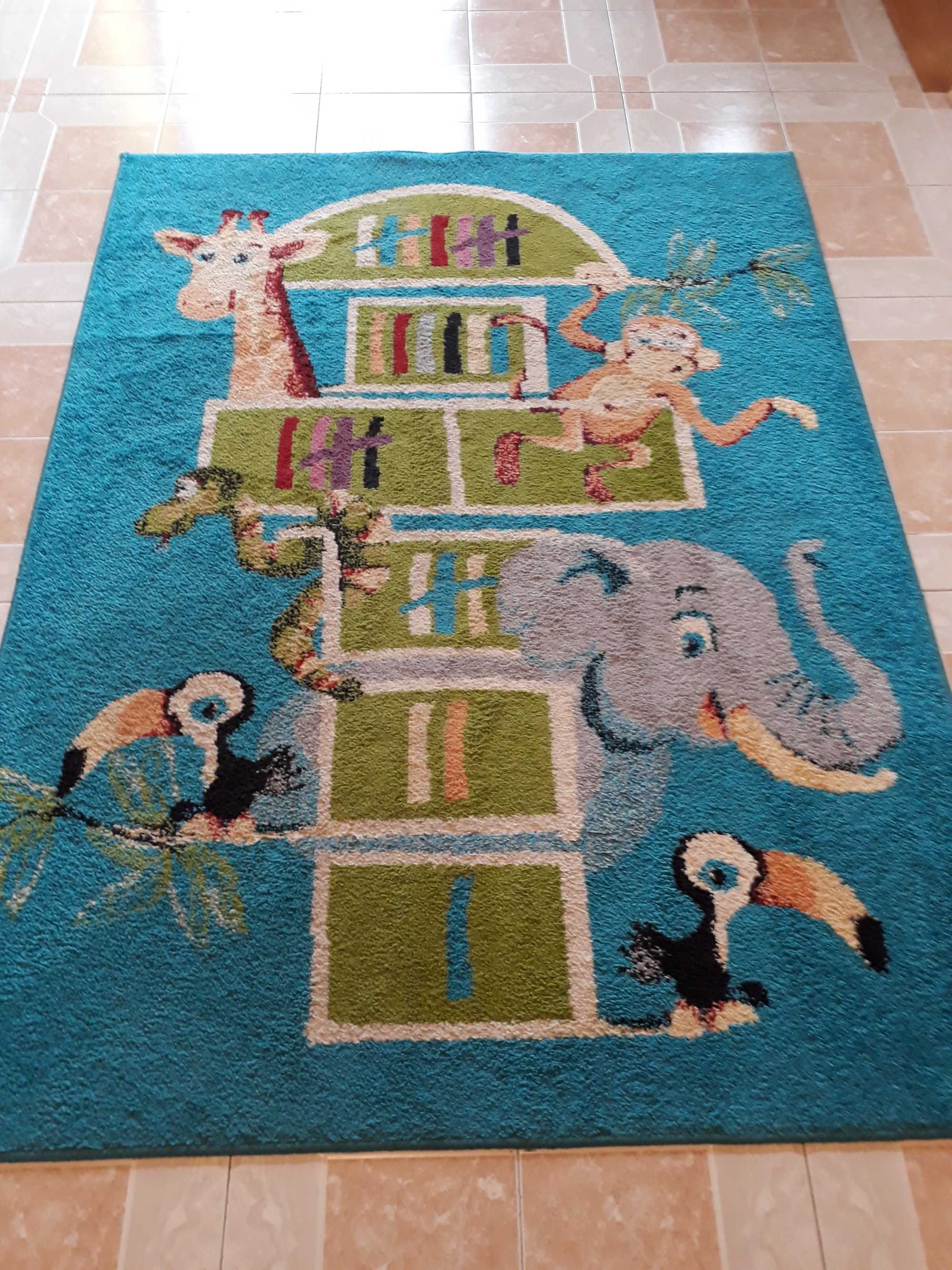 Kolorowy dywan do pokoju dziecięcego