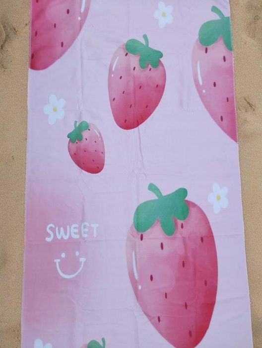 Toalha de praia com desenhos de morangos