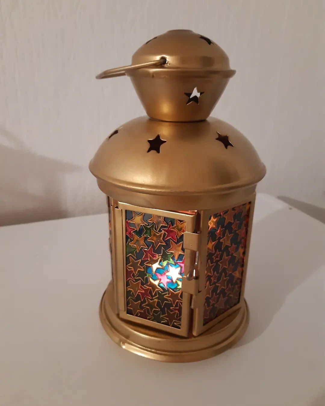 Ręcznie malowany świąteczny złoty lampion z szybkami w gwiazdki