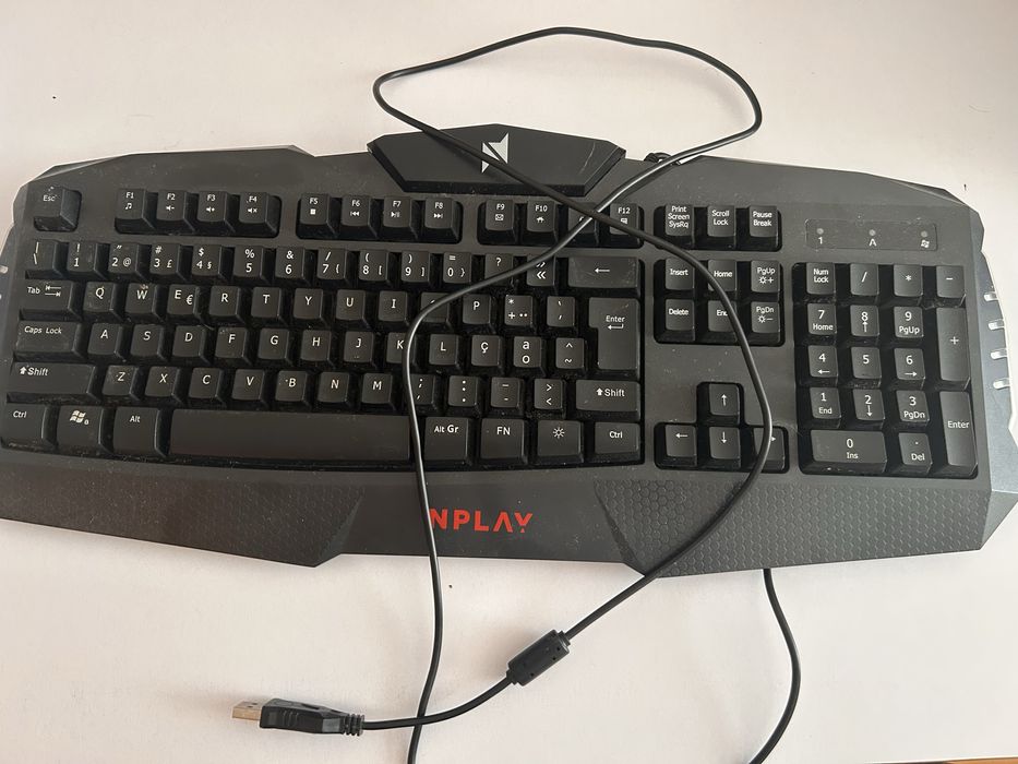 Teclado de fio usado
