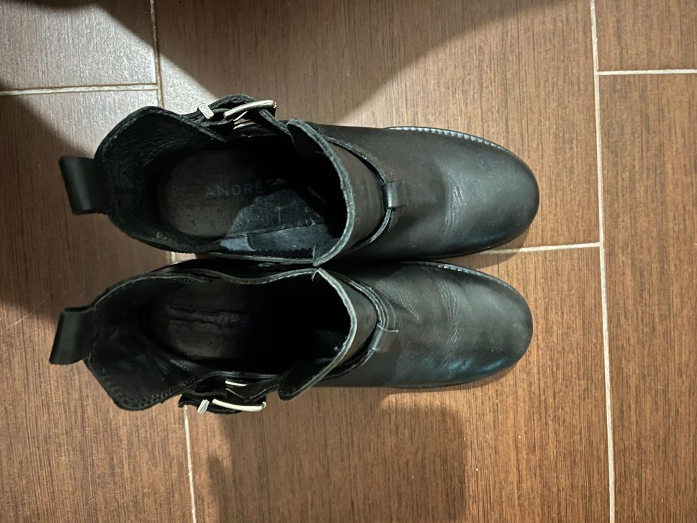 Botas em pele 40 em ótimas condições usados