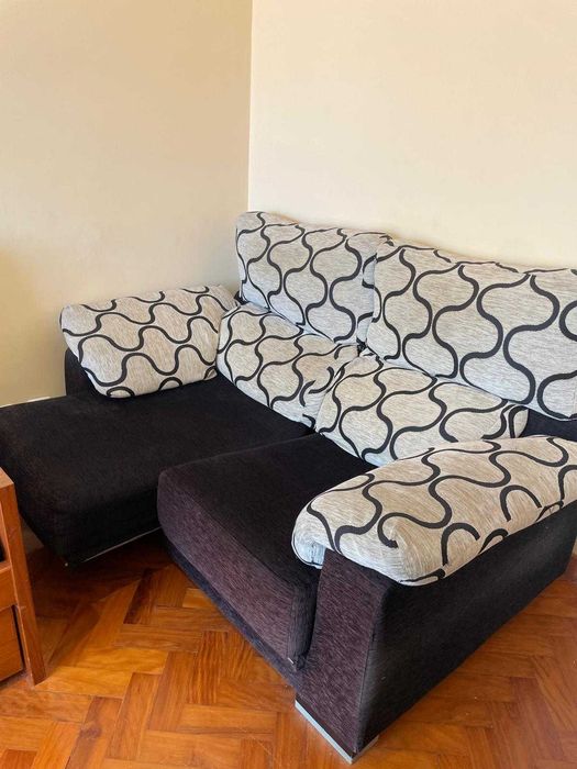 Sofá de 2 lugares preto com assento extensível