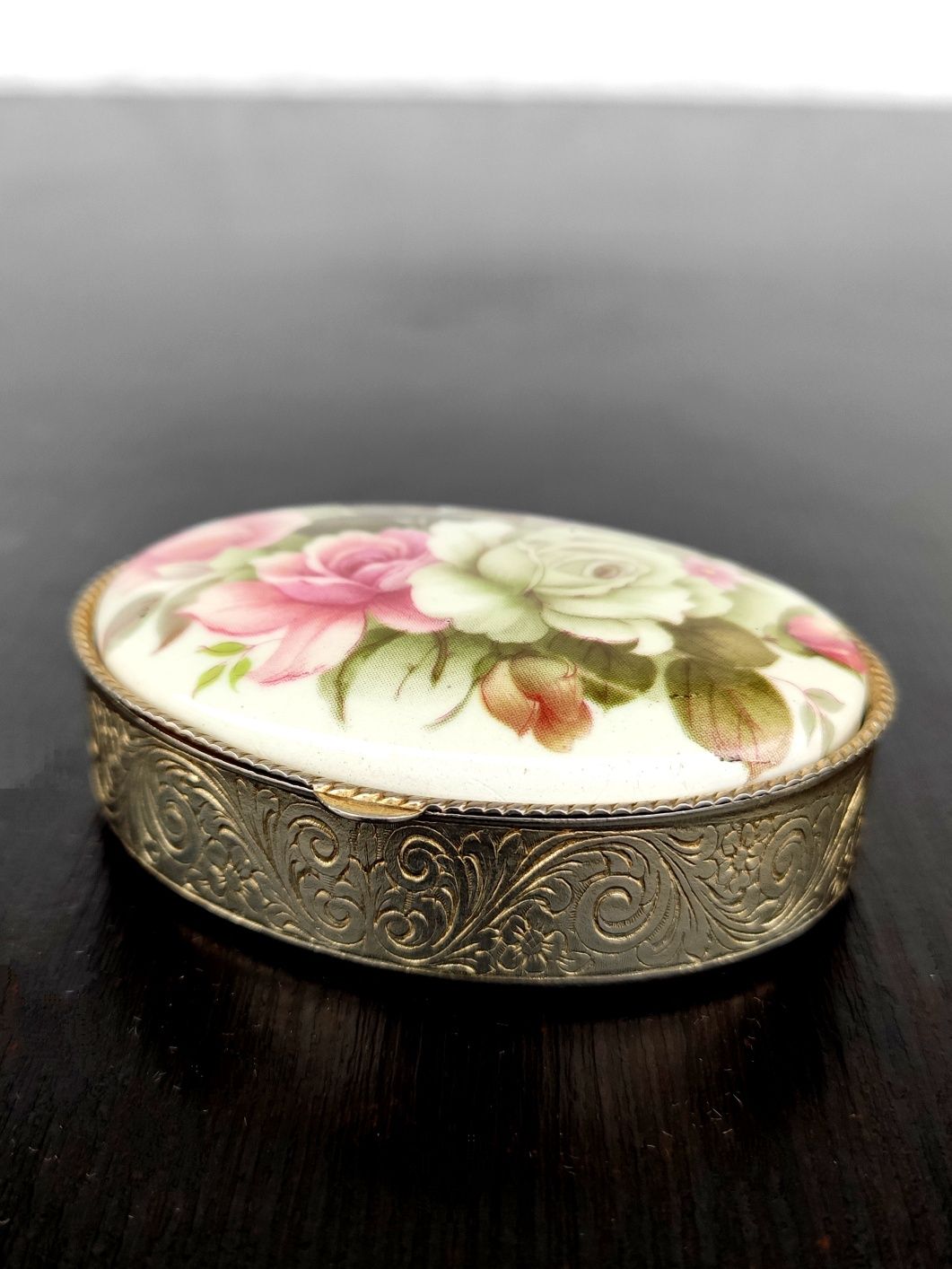 Vintage!Szkatułka metalowa,porcelanowa z kwiatami.