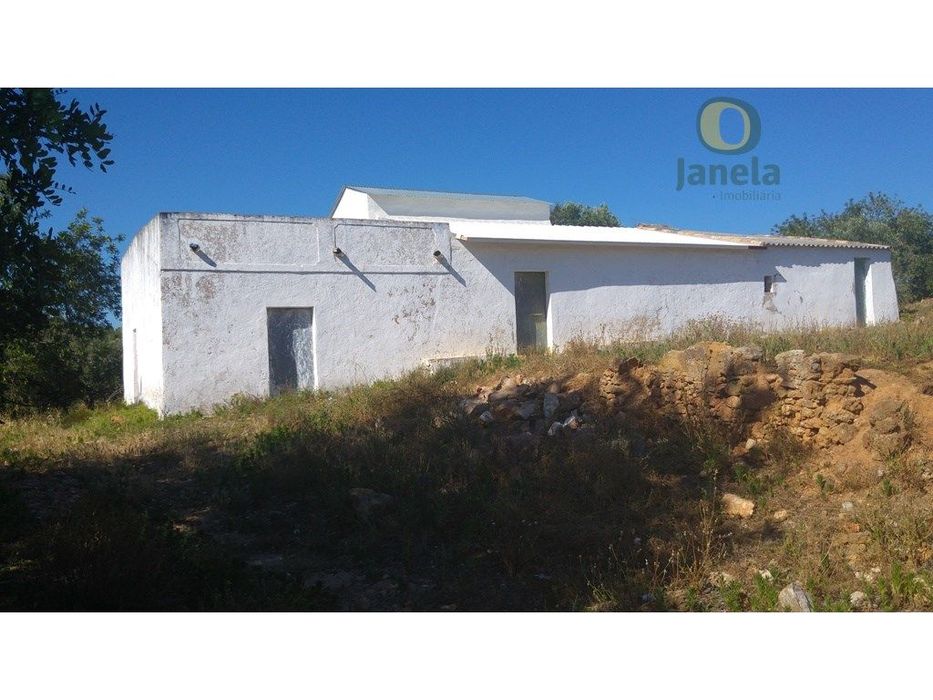 Casa por restaurar com 170 m2 em terreno com 2,2 hectares