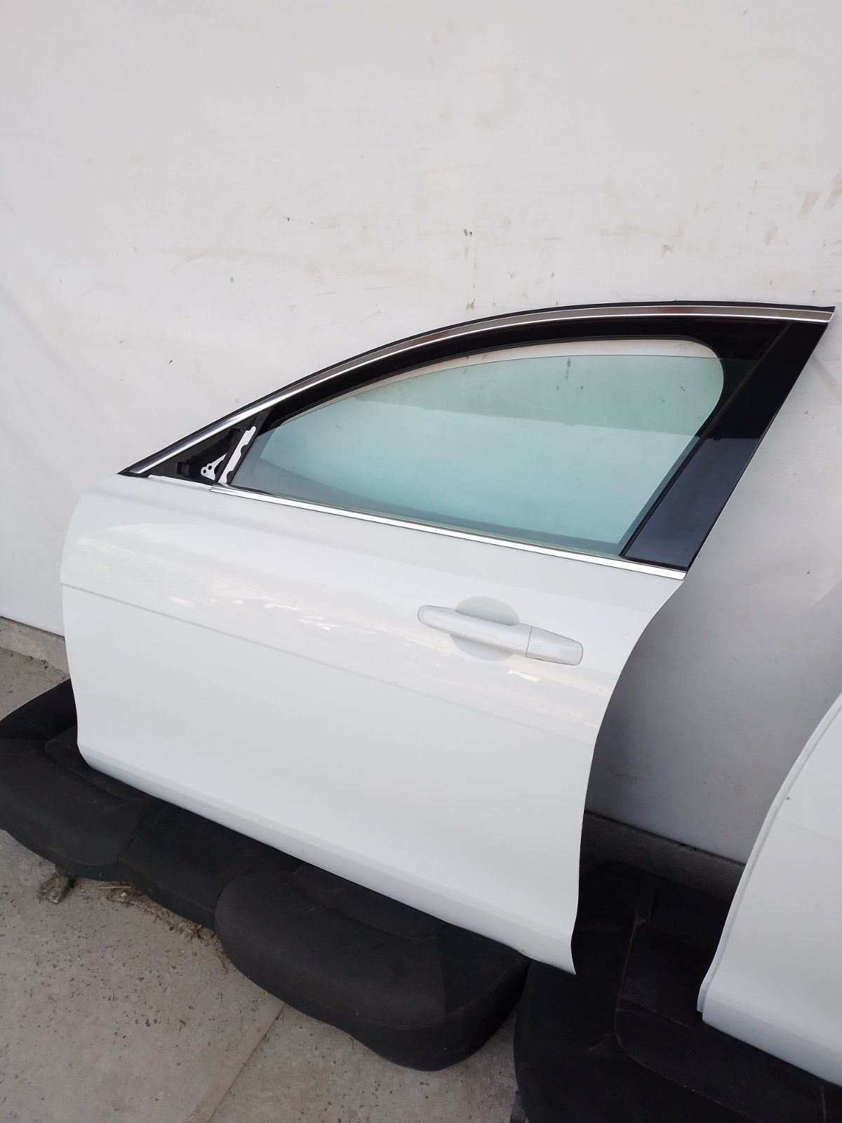 Двері ліва сторона на Jaguar XE Ягуар 15-23 року