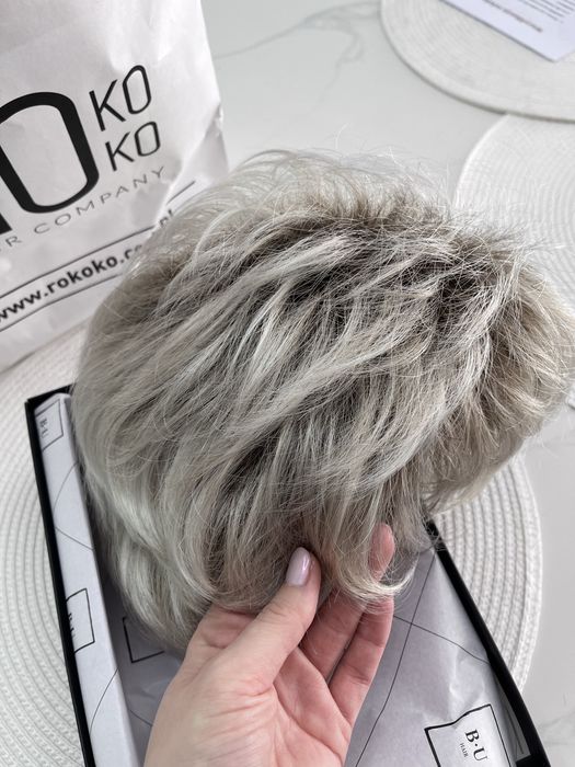 Peruka syntetyczna – krótka, w odcieniu chłodnego blondu