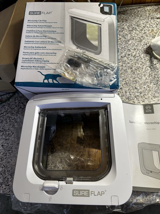 SureFlap - дверцята, клапан Sure Petcare з мікрочіпом для котів