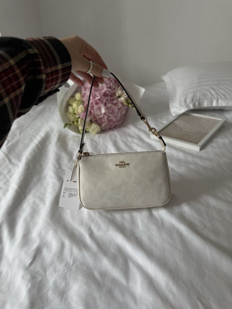 Сумка Coach Nolita Shoulder Bag In Signature Canvas біла