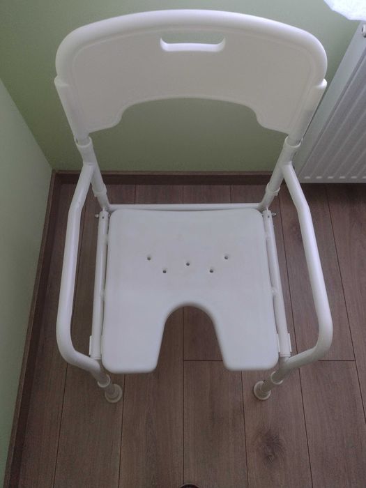 Krzesło prysznicowe z oparciem i rączkami